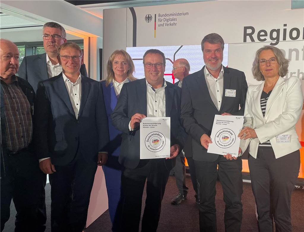 Nicht nur Zuversicht nach Vereinbarung zum Gleisausbau Die Zuversicht war bei (v.r.n.l.) Susanne Henckel (Staatssekretärin im Ministerium f. Digitales und Verkehr), Michael Thews (MdB), Oliver Krischer (Minister für Umwelt, Naturschutz und Verkehr des Landes NRW), Adelheid Hauschopp-Francke (Vollversammlungsmitglied der IHK zu Dortmund), Lothar Christ (Bürgermeister der Stadt Werne), Wulf-Christian Ehrich (Stellv. Hauptgeschäftsführer IHK zu Dortmund) und Karl-Friedrich Ostholt (Stadt Werne) nach der Regionalkonferenz groß.
