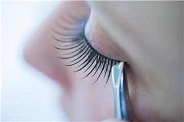 Die zuvor mit Make-up-Entferner getränkten falschen Wimpern lassen sich einfach mit einer Pinzette entfernen. Foto: Andrea Warnecke