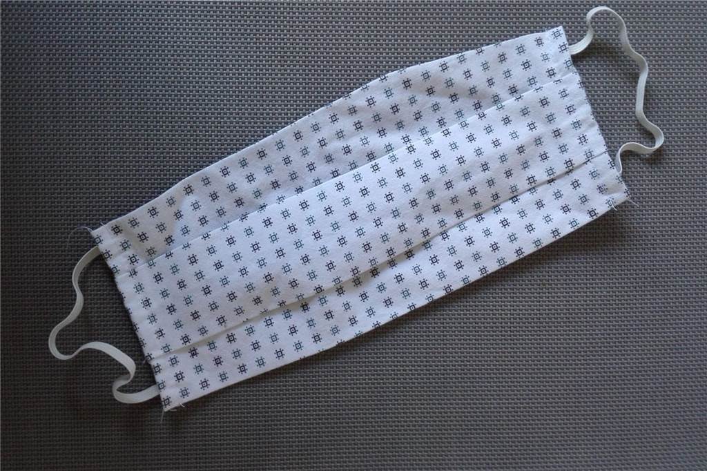 ZWAR-Gruppe näht Mundschutz für das Krankenhaus und Pflegedienste Die ZWAR-Nähgruppe fertigt nun Atemmasken für das Werner Krankenhaus. Im Gegensatz zu den einfachen Masken für den Hausgebrauch ist die Krankenhaus-Version mit einem Gummizug ausgestattet.