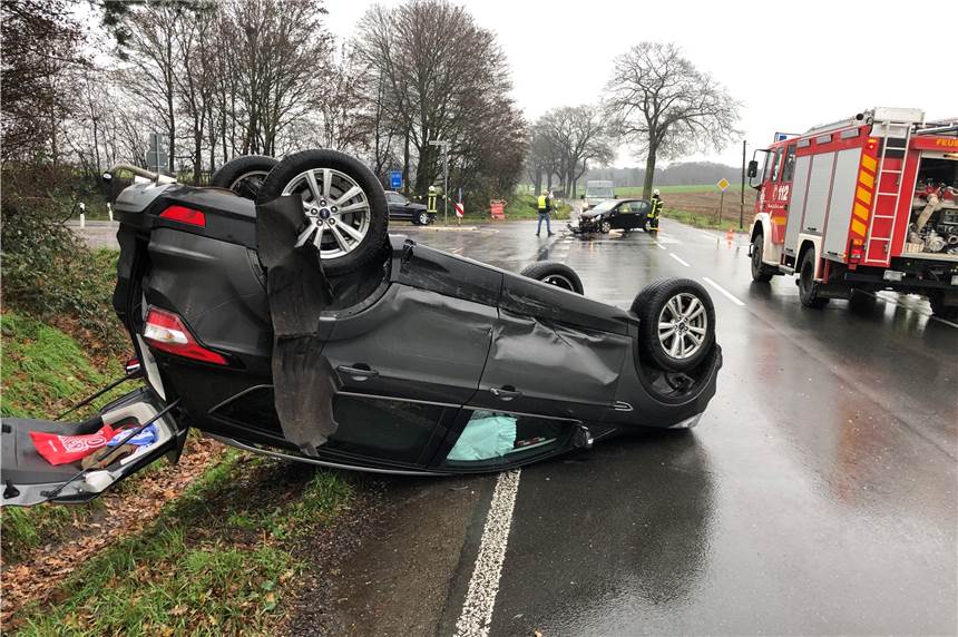 Auto überschlägt sich bei Unfall in Lembeck Die zwei Fahrzeuge waren auf der Kreuzung Kaisersweg / Heidener Straße / Rekener Straße zusammengeprallt.