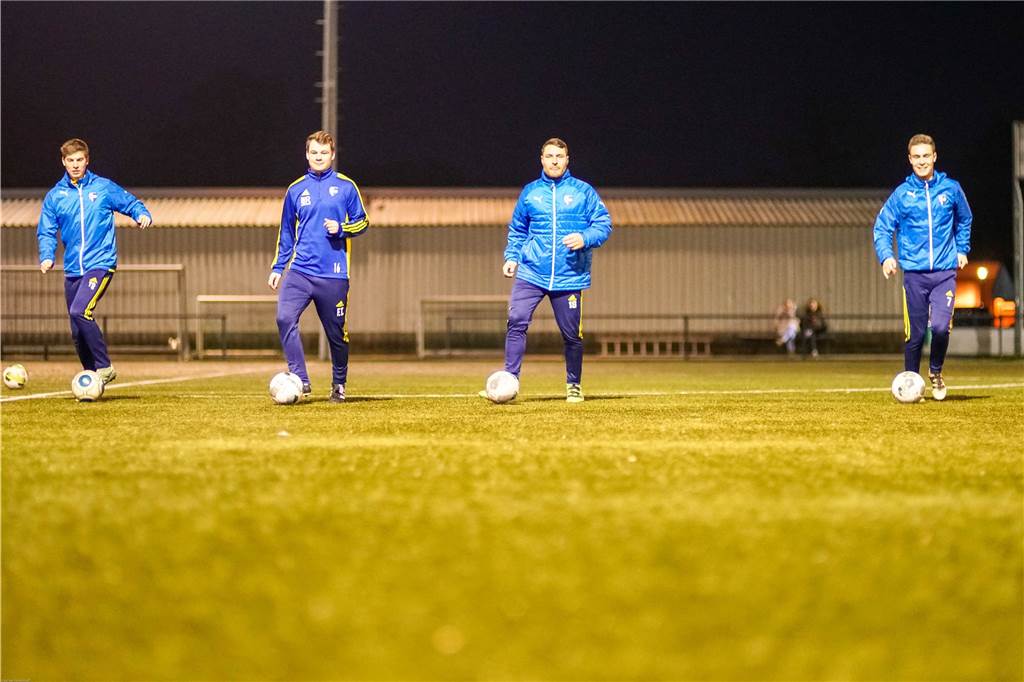 Kunstrasen – Notwendigkeit für Fußballer oder Gesundheitsgefahr und Umweltsünde? Die Zweite der Spielvereinigung Vreden hatte am Abend ein Spiel gegen SG Coesfeld – beim Aufwärmen (Foto) und beim Spiel war der Kunstrasen Ort des Geschehens.
