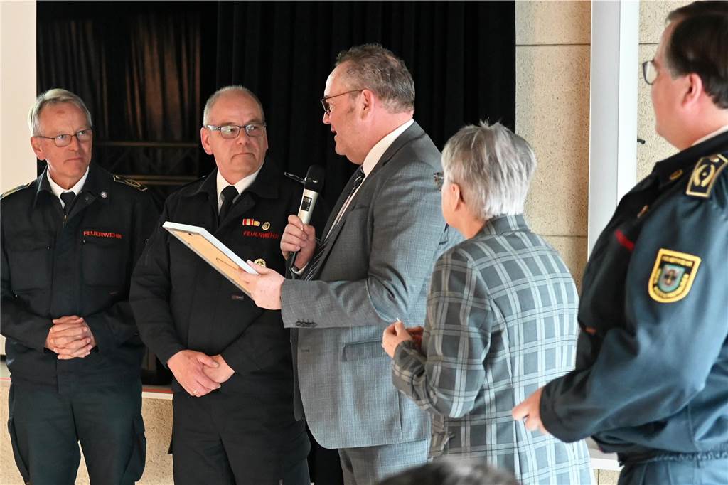 Kreisfeuerwehrverband ehrt Georg Rohlf und Dirk Nitsche Die zweite Ehrung ging an Dirk Nitsche, ausgezeichnet von Robert Gurk, Bodo Klimpel, Hiltrud Schlierkamp und Andreas Schulte-Sasse ausgezeichnet.