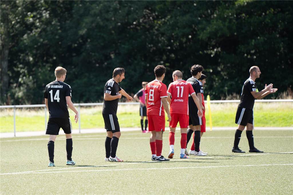 Brambauer gewinnt, Sawatzki hadert: BVB schlägt Eving Selimiyespor II verdient Spieler stehen im Strafraum.