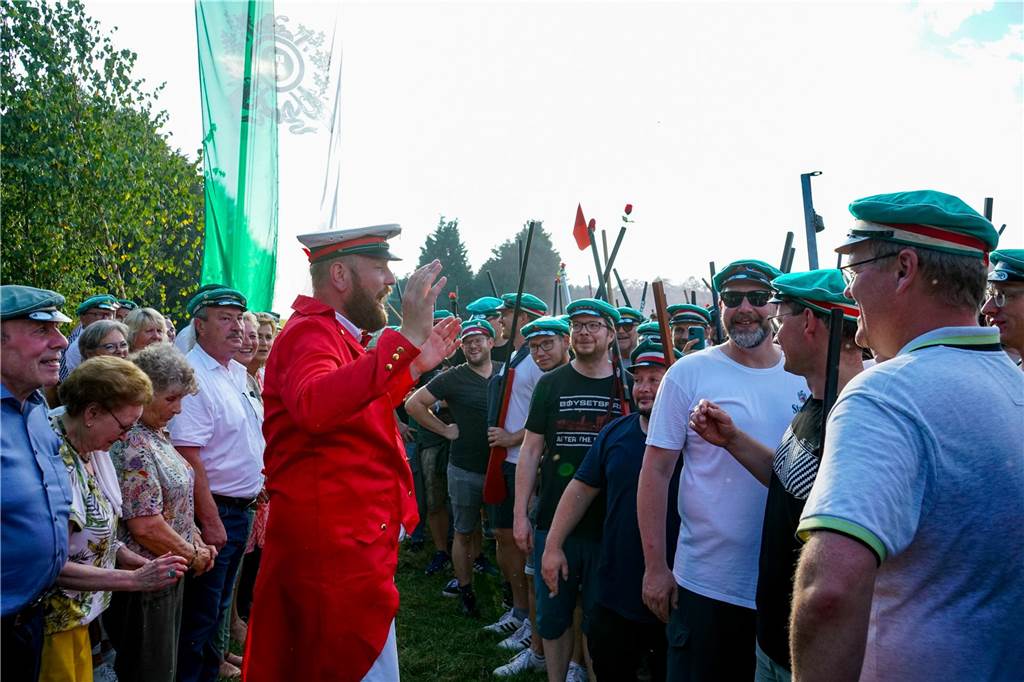 Die zweite Kompanie sang das Schützenlied „Die blauen Dragoner“ für den Vorstand und die Majestäten.
