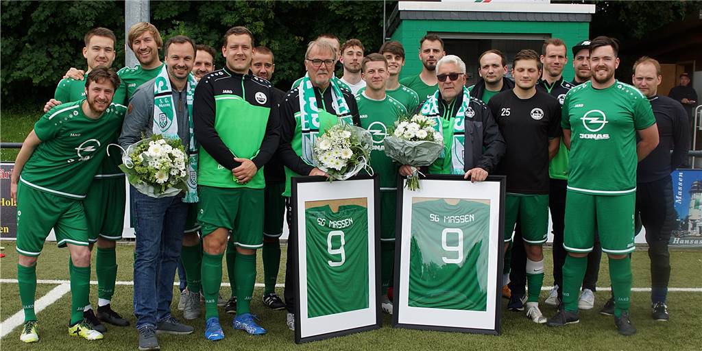 Abschied: Ralf Dreier beendet Mission bei der SG Massen - zahlreiche weitere Abgänge bekannt Die zweite Mannschaft der SG Massen verabschiedet jetzt das Trainerteam mit Ralf Dreier (Mitte links) und Karl Reimann (Mitte rechts).