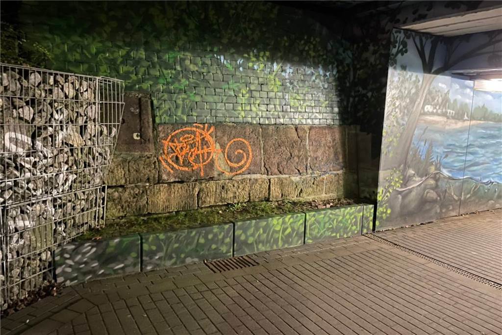 Graffiti an Unterführung zum zweiten Mal beschmiert – Künstler: „Novum für uns“ Die zweite Schmiererei sieht von Stil und Farbe aus wie die erste im Dezember.