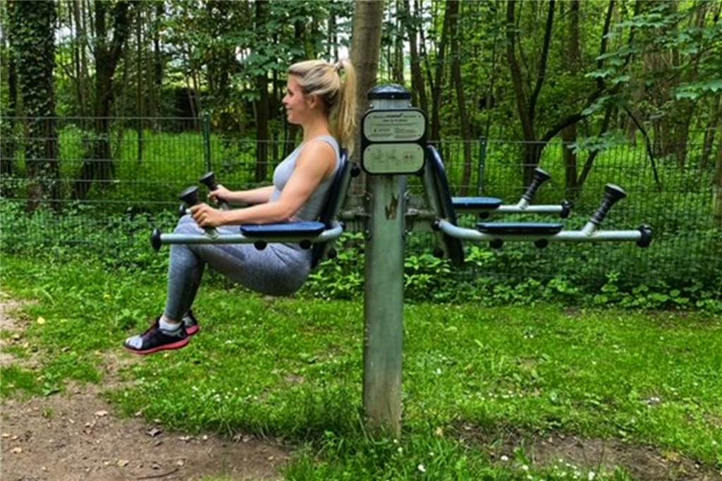Geheimtipp: Hier versteckt sich Schwertes Freiluft-„Fitnessstudio“ Die zweite Übung, die an diesem Gerät möglich ist, geht vor allem auf die untere Bauchmuskulatur: „Tucks“.
