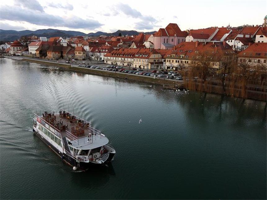 In Maribor rückt die Kultur in den Fokus Die zweitgrößte slowenische Stadt Maribor hat bis kurz vor dem Start ihres Kulturhauptstadt-Projekts wegen Geldmangels und Streits von sich reden gemacht. Foto: Antonio Bat
