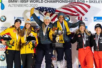Die Zweitplatzierten Kira Lipperheide (von links), Kim Kalicki aus Deutschland standen mit ihren Medaillen neben den Siegern Kaillie Humphries und Lauren Gibbs aus den USA, und die Drittplatzierten Kristen Bujnowski und Christine de Bruin aus Kanada.