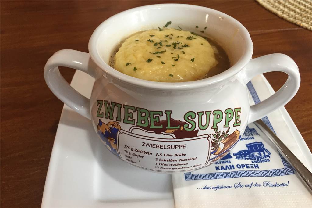 Kleine Karte, urige Kneipen-Atmosphäre und nette Bedienung: Die Gaststätte Brosterhues Die Zwiebelsuppe hätte ein bisschen mehr Würze vertragen können.