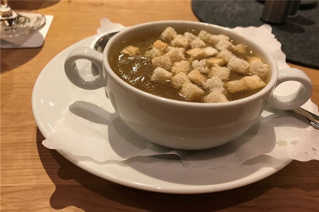 Restaurant „Zur Brücke“: Münsterländische Küche im gemütlichen Ambiente Die Zwiebelsuppe - hätte gerne noch zwiebeliger sein dürfen.