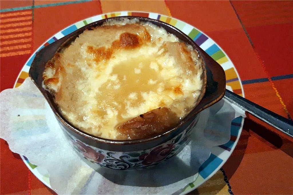 Ratsschänke: Einkehr bei Bier und Wein und einem Flammkuchen zum Verlieben Die Zwiebelsuppe mit Käse überbacken. „Stimmig“, befindet der Kollege.