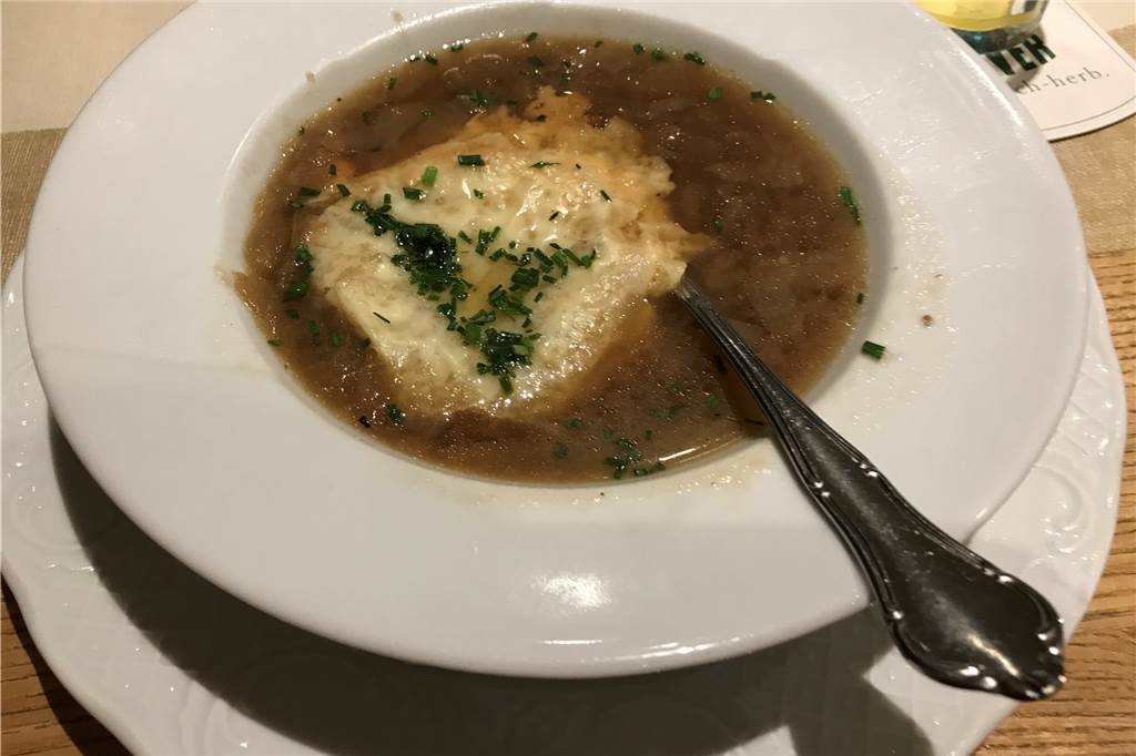 Schloss Stuben in Nordkirchen: Leckeres Essen und richtig viel los Die Zwiebelsuppe wärmte schön und passte gut zum Wein