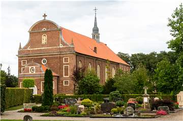 Die Zwillbrocker Kirche aus der Ansicht vom Friedhof.