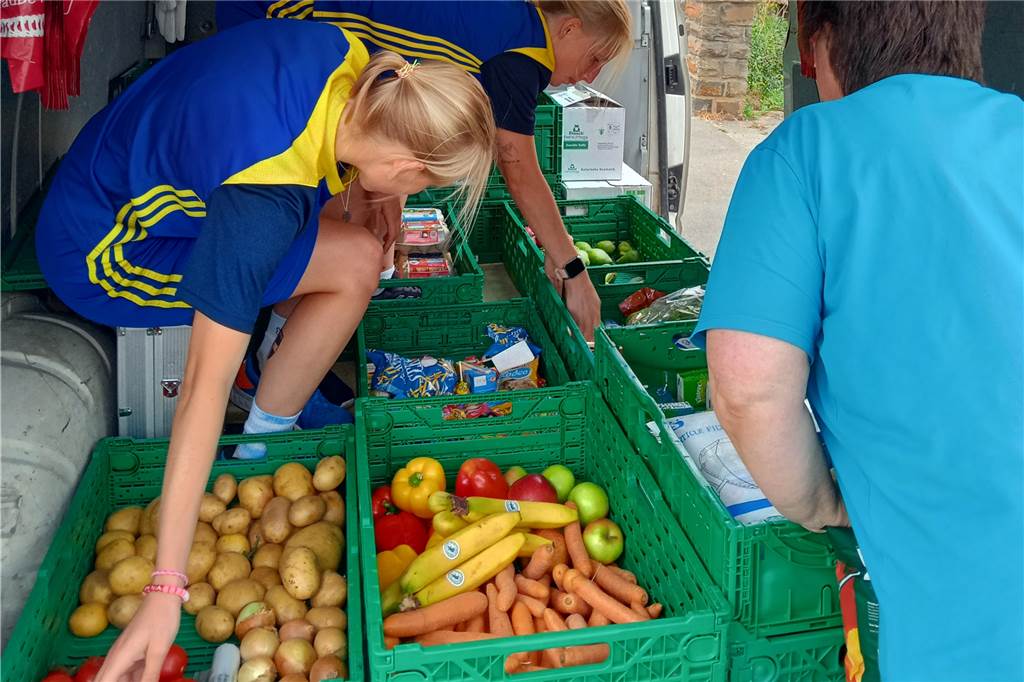 Die Zwillinge Diana und Franzi Genn haben ihren Vater auf einer der jüngsten "Obstbulli-Touren" unterstützt.