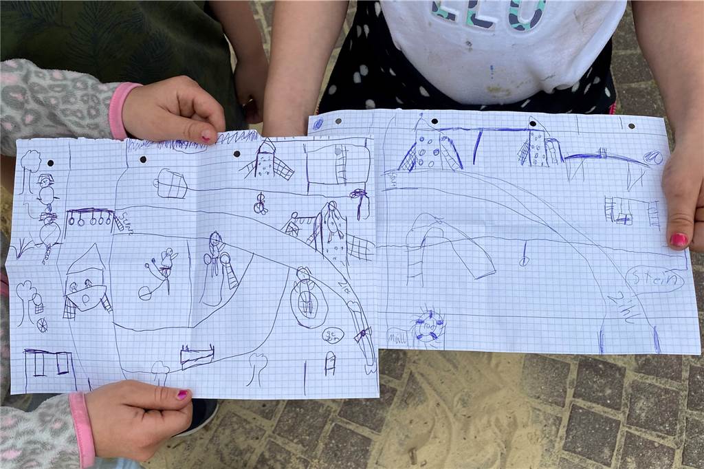 Die Zwillinge Soraya und Luana, 7 Jahre, waren schon vor dem Event fleißig und haben ihren Traumspielplatz aufgezeichnet.