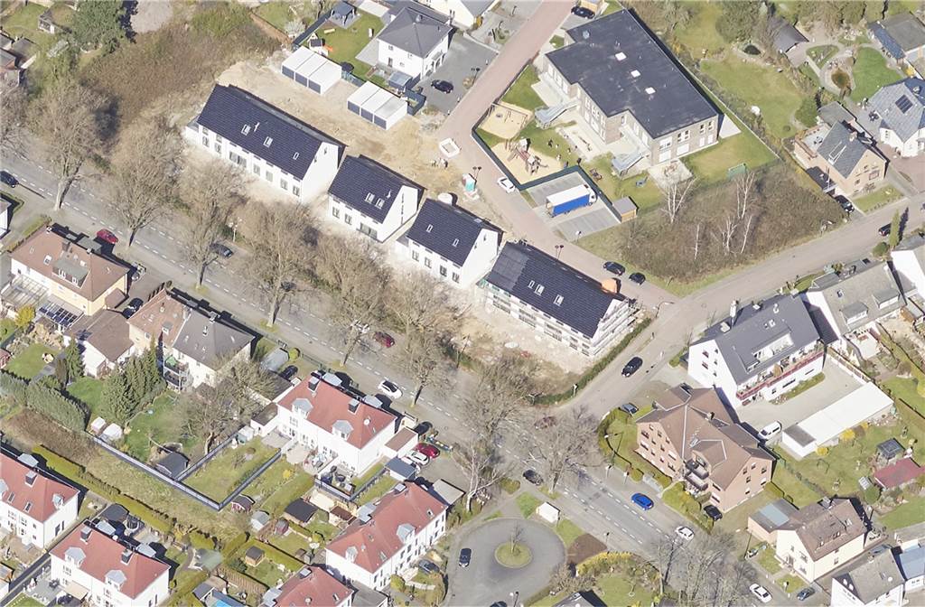Familie Bonau und ihr (Alb-)Traum von der Doppelhaushälfte in Castrop-Rauxel Die zwölf Reihenhäuser/Doppelhäuser waren zur Zeit dieser Luftaufnahme noch im Bau. Inzwischen wohnen dort Paare und junge Familien gleich nord-östlich der Recklinghauser Straße.