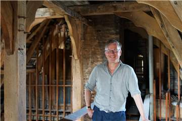 Diederik von Bönninghause auf dem Dachboden des Hohen Hauses: Noch heute liebt er jeden Winkel des Hauses und öffnet gerne die Türen, um seine Faszination zu teilen.