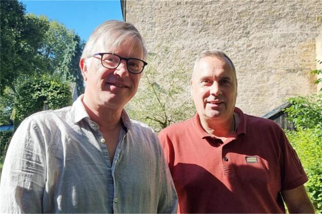 „Illegale Aufbaggerung“: LWL empört über Grabung am Hohen Haus Zwei Männer stehen vor einem alten Haus