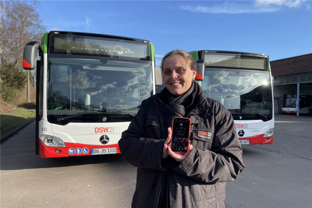 Berühmt auf Tiktok: Busfahrerin Nadine Hackenberg (43) ist ein kleiner Star DieDine14, wie sie sich auf TikTok nennt, hat bereits über 66.000 Follower.