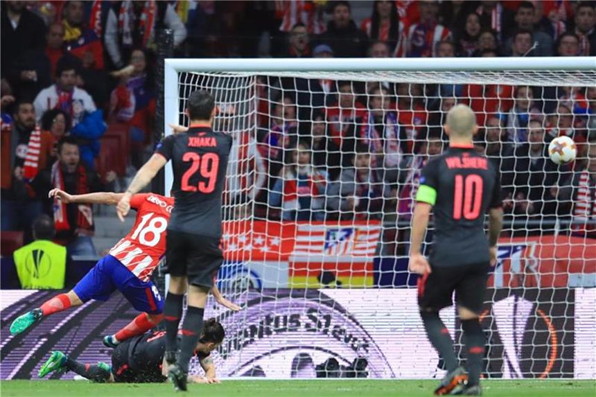 Atlético bezwingt Arsenal - Wengers letzter Traum geplatzt Diego Costa (l) von Atletico Madrid trifft zum 1:0 gegen den FC Arsenal. Foto: Adam Davy/PA Wire