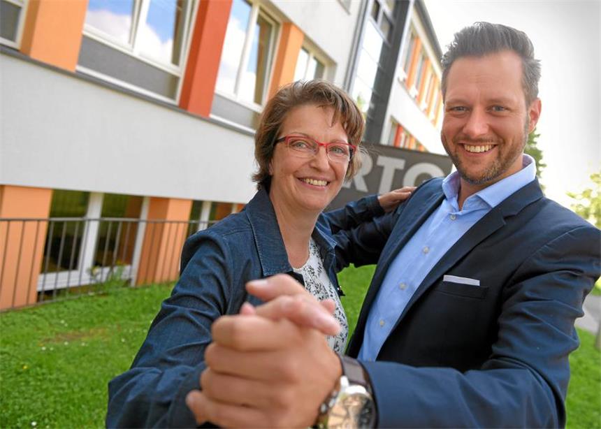 Ruhrtal-Gymnasium kooperiert mit Tanzschule Dienstag, den 05.09., um 11.30h wird die Schulleitung des RTG (FR. Eschmann) mit der Tanzschule Thiele (Björn Thiele) nach langjähriger Zusammenarbeit einen Kooperationsvertrag schließen.