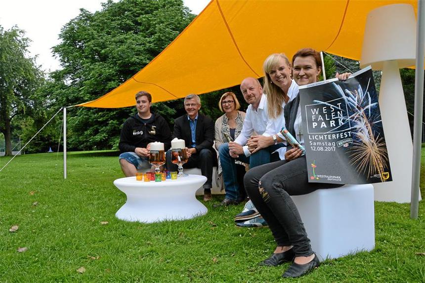 Eintritt zum Lichterfest wird teurer Dienstag haben die Veranstalter um Sabine Müller (2.v.r.) vom Westfalenpark das Programm vorgestellt.