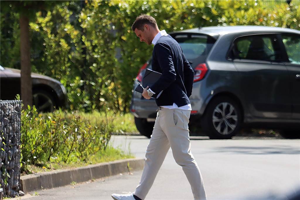 Exklusiv: BVB-Gipfeltreffen mit Watzke, Sammer, Kehl und Terzic: Die große Saisonanalyse Sebastian Kehl geht über die Straße.