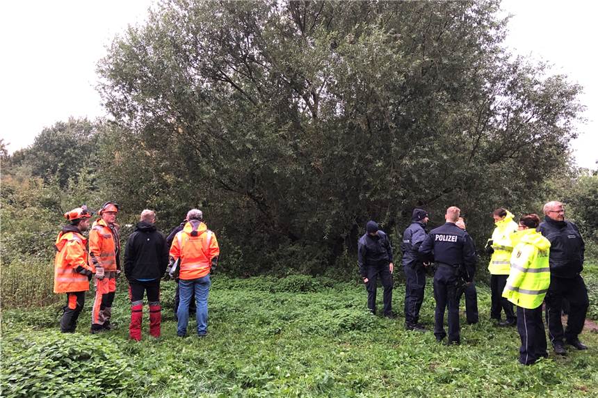 Polizisten und Baumschützer an der alten Eiche in Habinghorst Dienstagmorgen (1.10.) an der alten Eiche: Polizei und Baumfäller sind vor Ort.