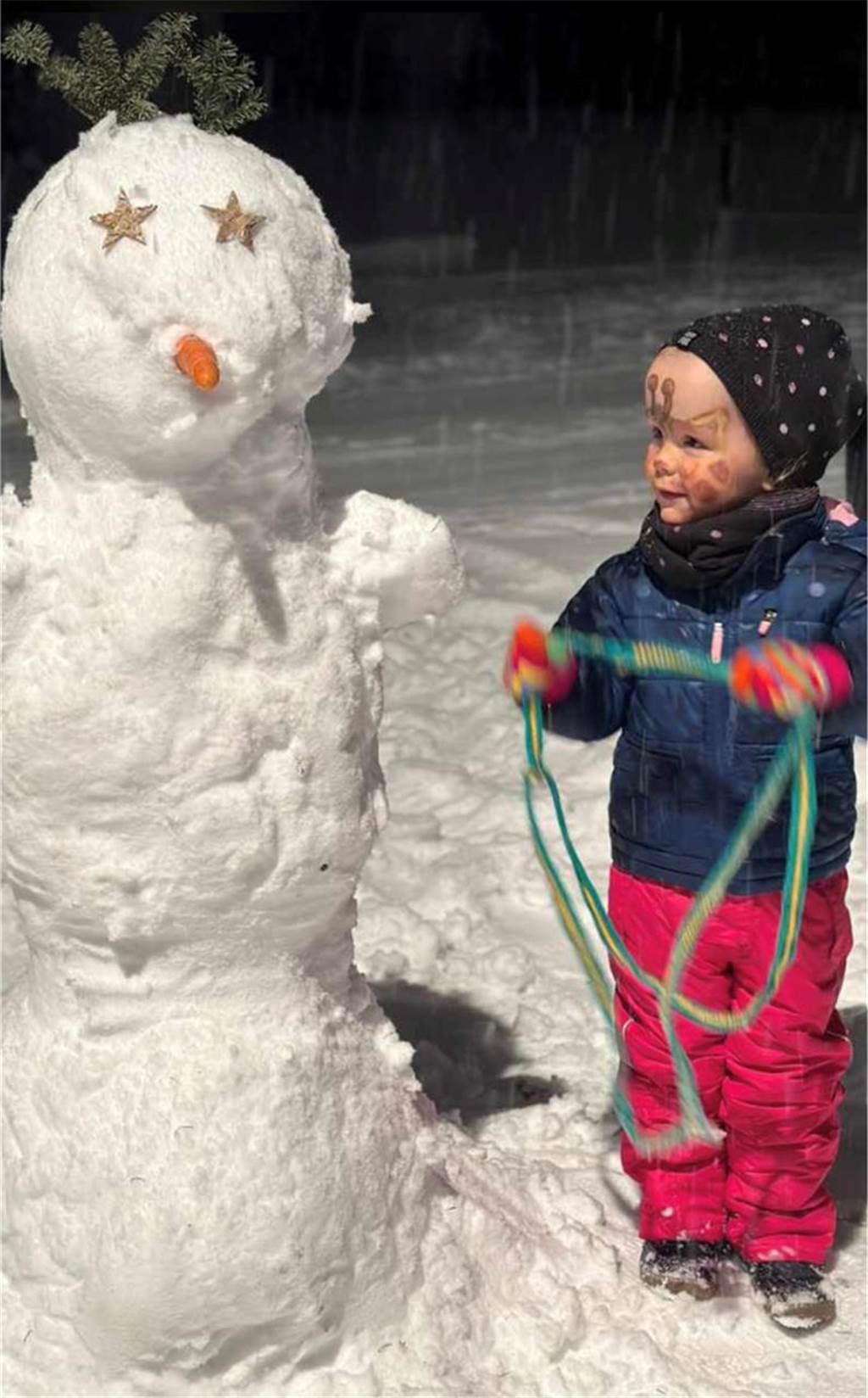"Dies ist der erste Schneemann im Leben meiner dreijährigen Enkelin Isabella. Sie würde ihn so gerne an die Leine nehmen und mit ihm spazieren gehen", schreibt Barbara Gerlinger zu dem Meisterwerk ihrer Enkelin.