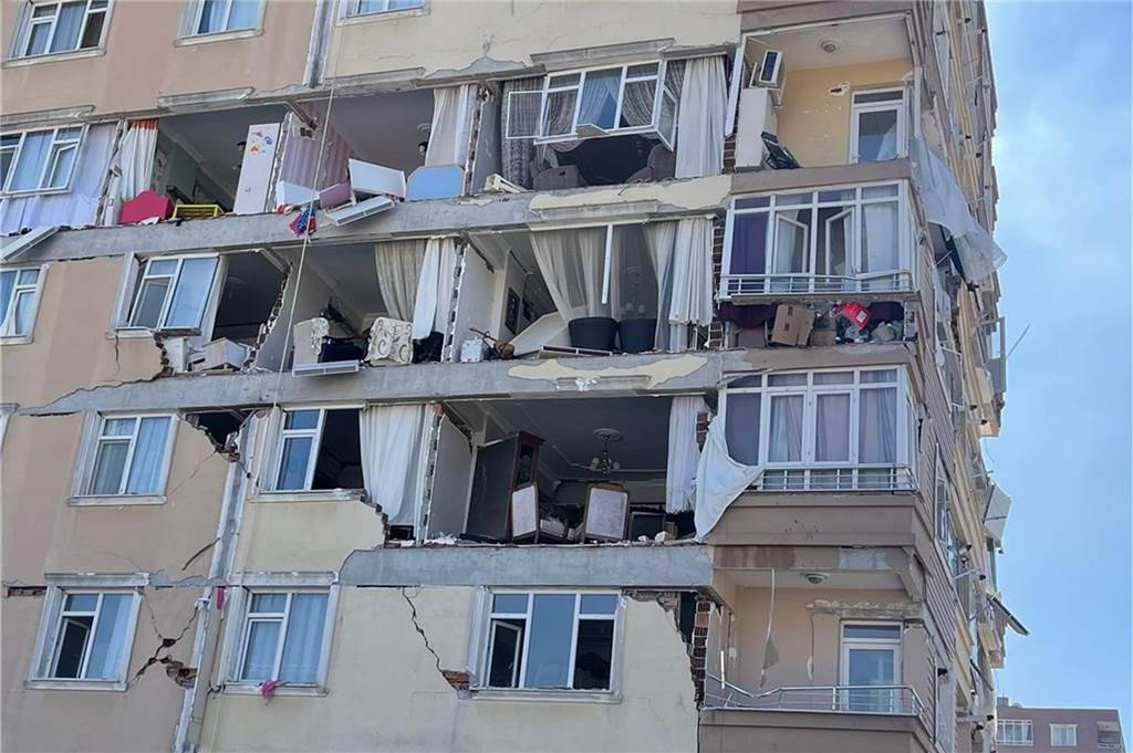 „Letzte Woche noch zuhause, heute bergen wir tote Babys“ Dies ist eines der besser erhaltenen Häuser, die Aykut Tütüncü vor Ort sieht.