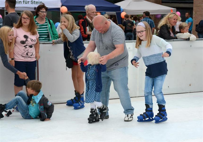Optionen für Schlittschuhbahn in Castrop-Rauxel Diese 128-Quadratmeter-Schlittschuhbahn der Firma Eventsolution stand 2015 in Selm. Die Stadt Castrop-Rauxel überlegt noch, ob sie eine Schlittschuhbahn aus Eis oder Kunststoff aufstellt.