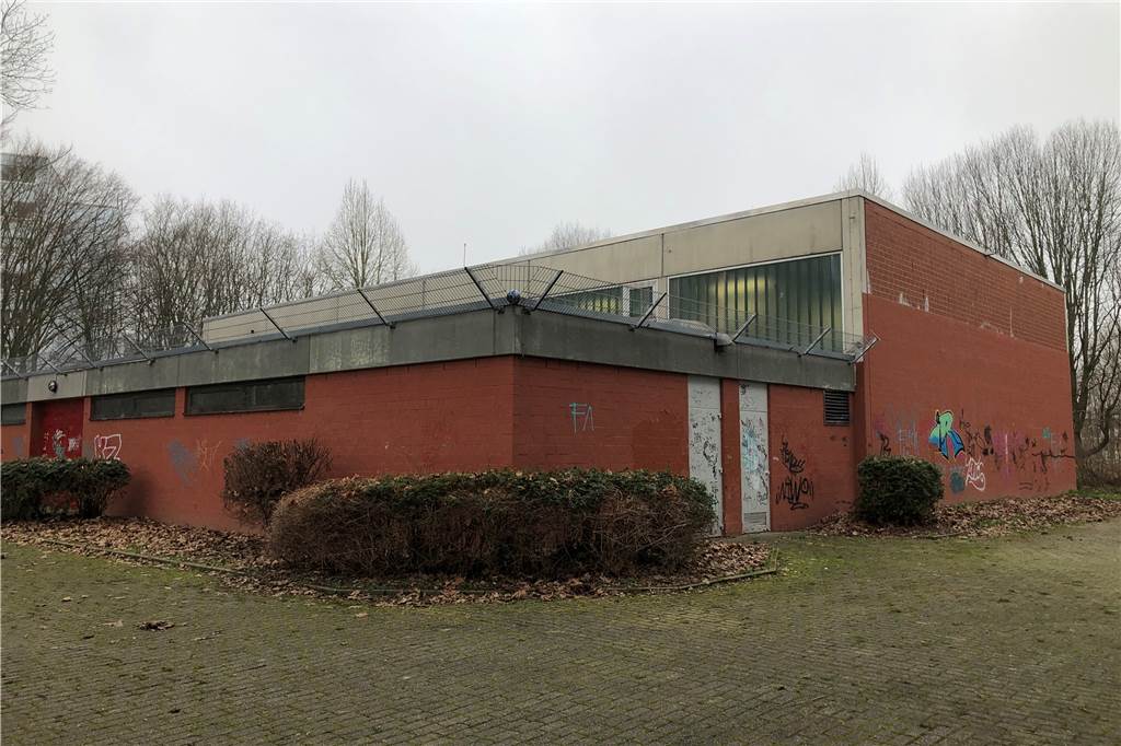 Idee soll gleich mehrere Husener Probleme lösen – für mehrere Millionen Euro Diese alte, aus den 80er-Jahren stammende Sporthalle könnte abgerissen werden, wenn auf der gegenüberliegenden Seite eine Dreifachhalle entstünde