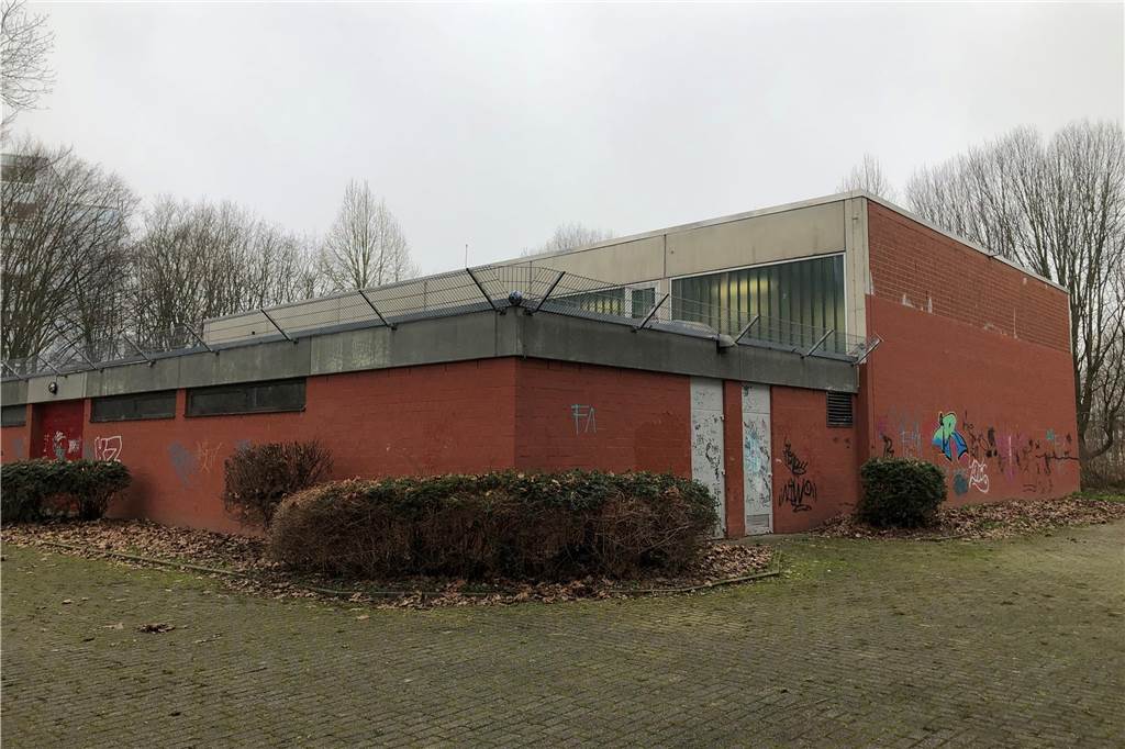 Stadt plant Dreifach-Sporthalle für Husen: Bau wird jedoch noch dauern Diese alte, aus den 80er-Jahren stammende Sporthalle könnte abgerissen werden, um Parkplätze zu schaffen - oder sie bliebe erhalten