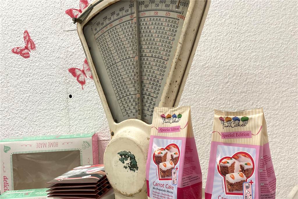„Cake n’ Art“: Susanne Tasci hat alles im Angebot, was Kuchenbäcker lieben Diese alte Küchenwage ziert eine Ecke des Geschäftes.