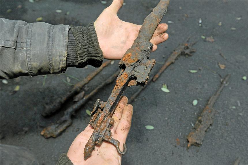 Zeitzeuge erinnert sich: So kamen die Waffen in die Ruhr Diese alten Waffen entdeckten zwei Schwerter an der Ruhr in Westhofen.