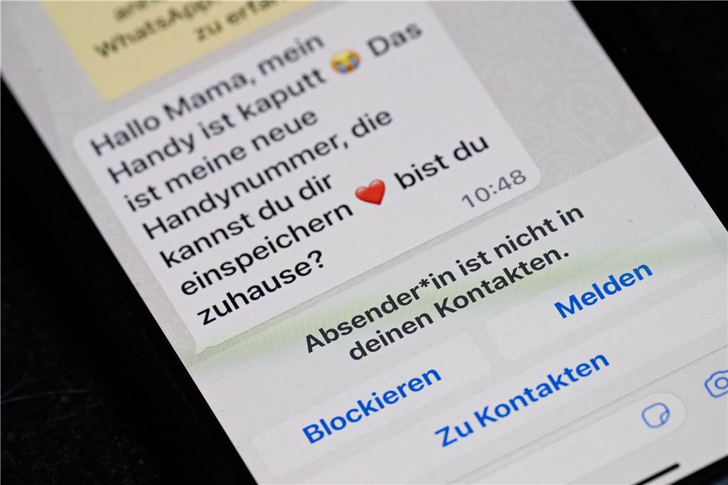 „Mama, ich hatte einen Unfall“: Renate Behr erhält Schockanruf von angeblicher Tochter Auf dem Display eines Smartphones steht eine Whats-App-Nachricht, die im Tonfall betrügerischen Nachrichten nachempfunden ist.