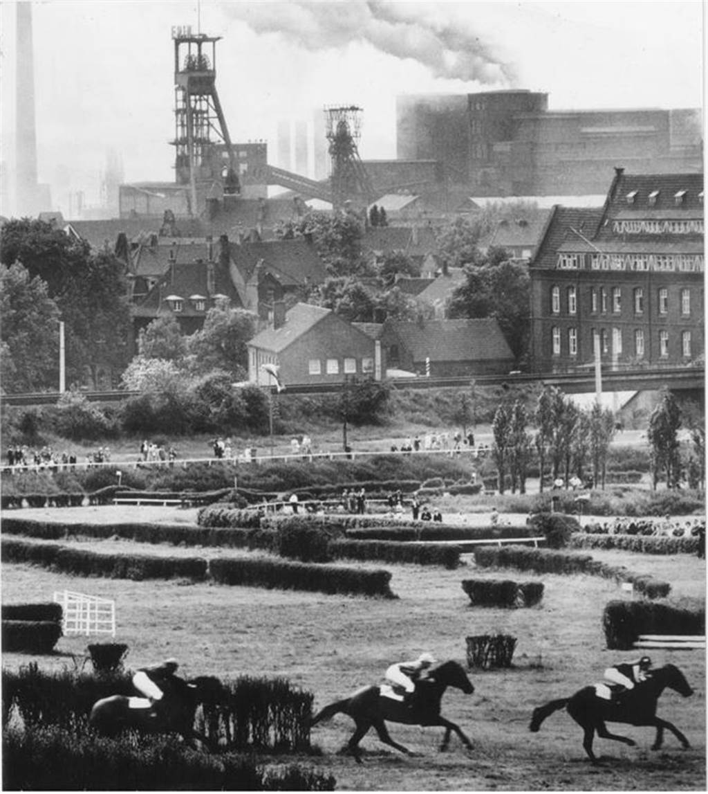 Diese Aufnahme aus dem Jahr 1965 bringt vieles zum Ausdruck, was in Castrop-Rauxel eng mit dem Bergbau verknüpft ist: Hinten die Zeche Erin, im Mittelgrund die Emschertalbahn und im Vordergrund eines der Castroper Rennen, die von 1875 bis 1970 stattfanden und vom Iren William Thomas Mulvany, einem Bergbau-Pionier in der Stadt, importiert wurden.