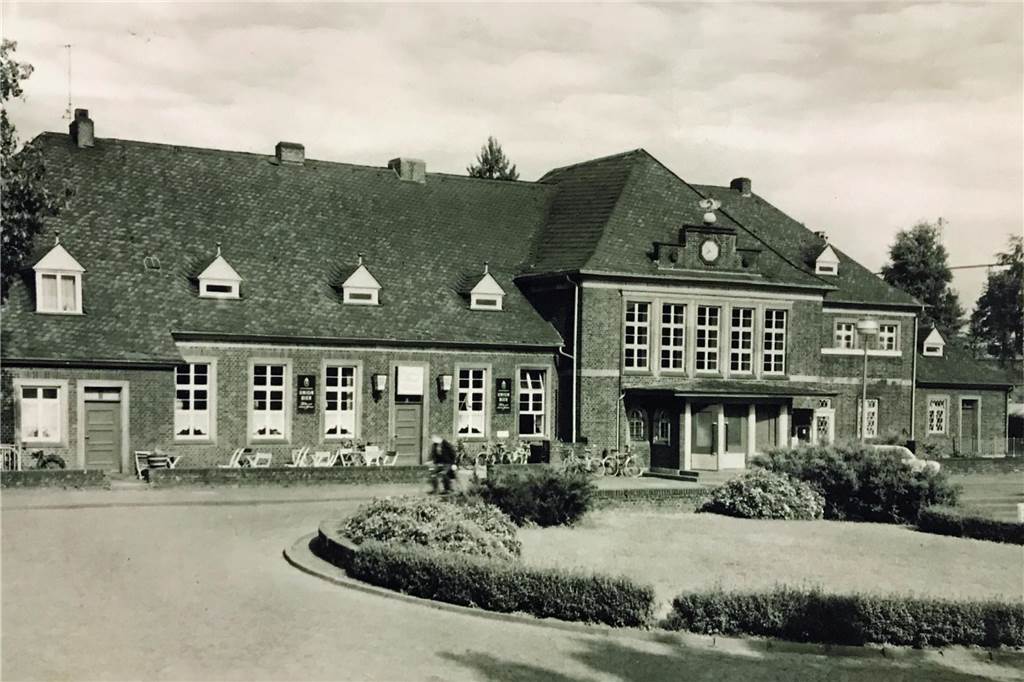 Ein altes Fotos des Werner Bahnhofsgebäudes.