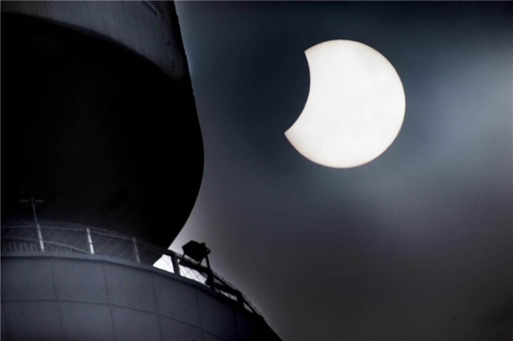 Spektakuläre Fotos: Partielle Sonnenfinsternis war auch in Dortmund zu sehen Diese Aufnahme vom Fernsehturm zeigt die verdeckte Sonne über Dortmund besonders eindrücklich.