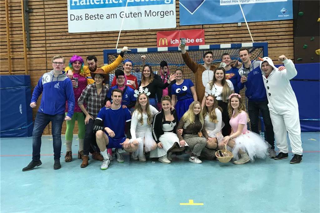 Die Beumer-Brüder sind weg, der Fanclub bleibt - und bringt dem HSC Glück Diese Aufnahme von 2019 zeigt, dass der Fanclub auch häufig kostümiert für Stimmung in Haltern sorgte.