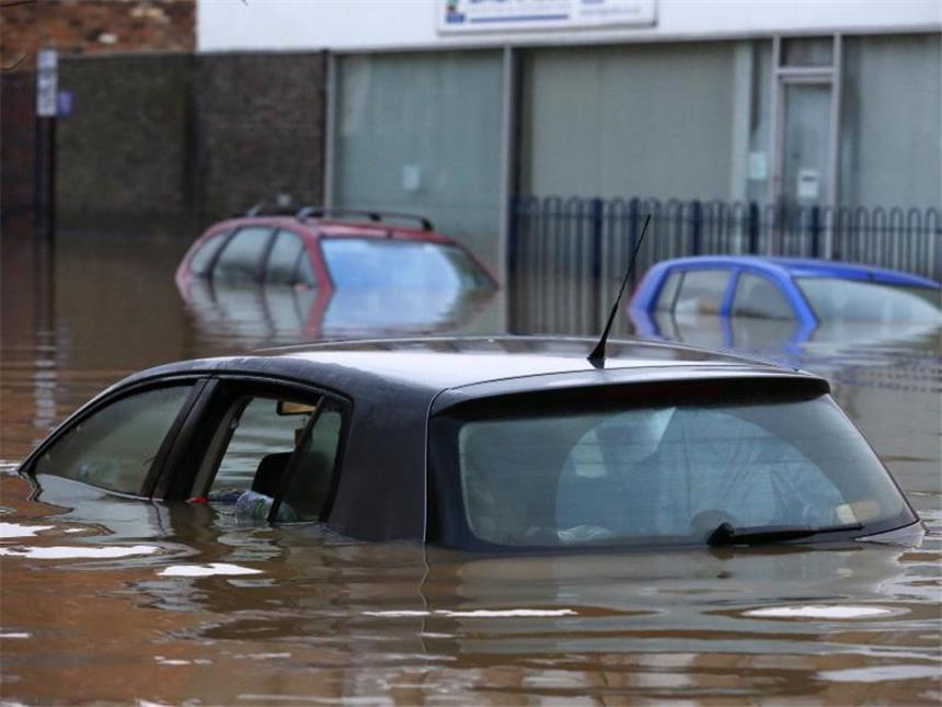Extreme Überschwemmungen: Alarmstufe Rot in Nordengland Diese Autos sind wohl nicht mehr zu retten. Foto: Lindsey Parnaby