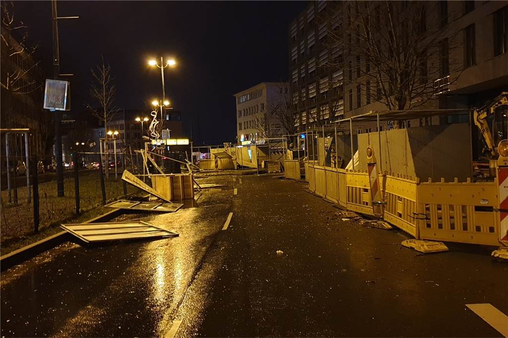 Orkan Sabine in NRW: Bahnverkehr normalisiert sich, Haus wird abgerissen Diese Baustelle ist in Dortmund auf den Burgwall geweht. Die Straße wurde gesperrt.