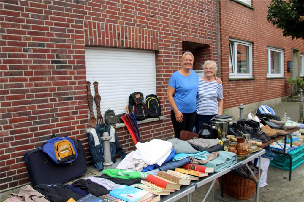 Entdecken, Stöbern und Feilschen beim vierten Dorftrödel in DAH Zwei Frauen lächeln hinter ihrem Stand mit Trödel-Waren in die Kamera.