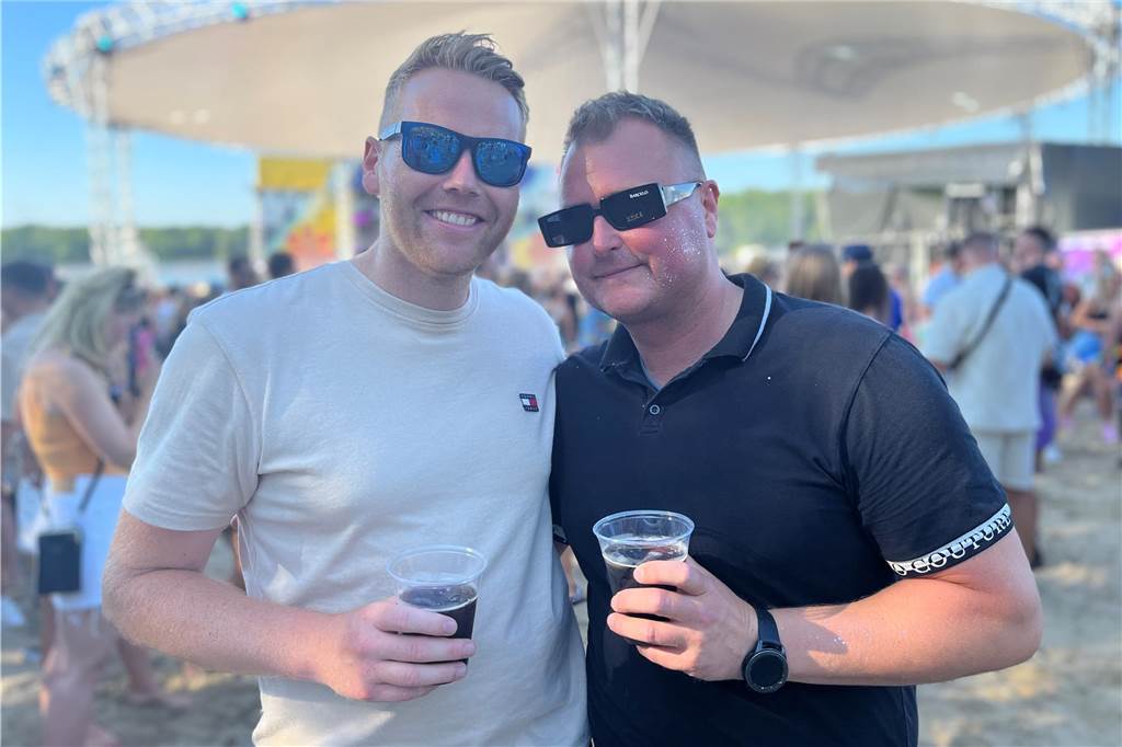 12.500 Leute feierten ausgelassen beim Sunset Beach Festival am Seebad Diese beiden Festivalbesucher sind für das Sunset Beach Festival extra aus Osnabrück angereist.