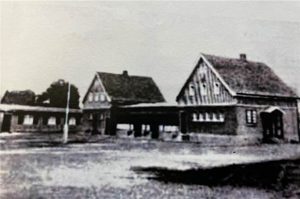 Heimatforscher zum Luftschutzbunker: Historie beginnt lange vor dem Krieg Diese beiden Gebäude stehen heute noch an der Schulstraße. Sie zählten damals zum Kinderheim.