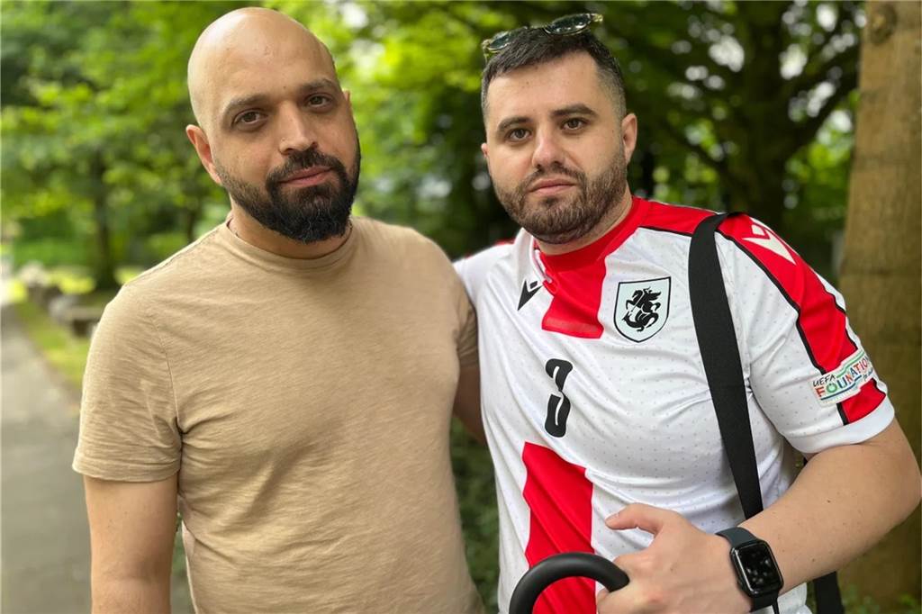 Vor dem Spiel Georgien gegen Türkei feierten die georgischen Fans in Dortmund am Alten Markt und im Westpark, bevor sie geschlossen zum Stadion marschierten und dabei weiterfeierten. Vielen hüllten sich in die georgische Flagge.