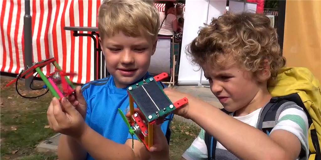 „Umwelt- und Mobilitätsmesse“ im Bürgerpark in Dorsten weist in die Zukunft (mit Video) Diese beiden Jungs waren sehr stolz auf ihren „Solar-Propeller", den sie am Stand des Anwender-Zentrums h2 Herten selbst bauen konnten.