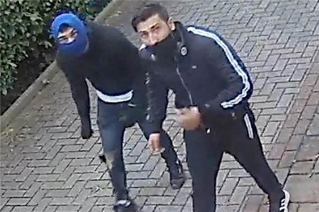 Diese beiden Männer sollen am 10. Juni 2022 versucht haben, in ein Einfamilienhaus im Stadtbezirk Hombruch einzubrechen. Nachdem sie von Nachbarn bemerkt wurden, sei das Vorhaben abgebrochen worden. In einem BMW konnten die Täter fliehen.