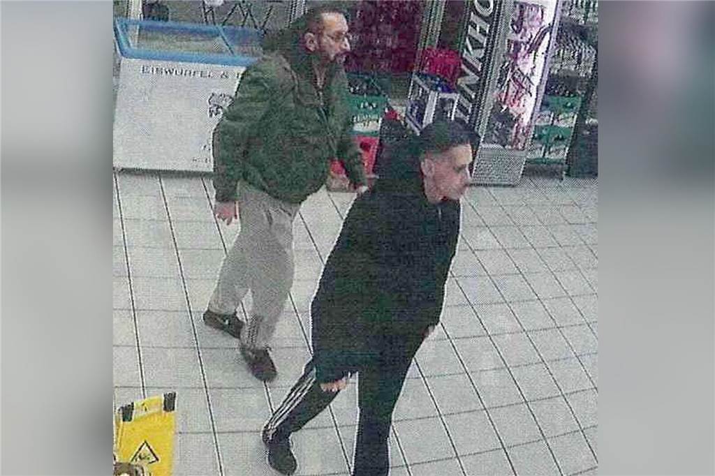 Tankstellen-Kunden gesucht: Polizei veröffentlicht Fahndungsfotos Diese beiden Männer sollen mit Geld von einer fremden Kreditkarte bezahlt haben.